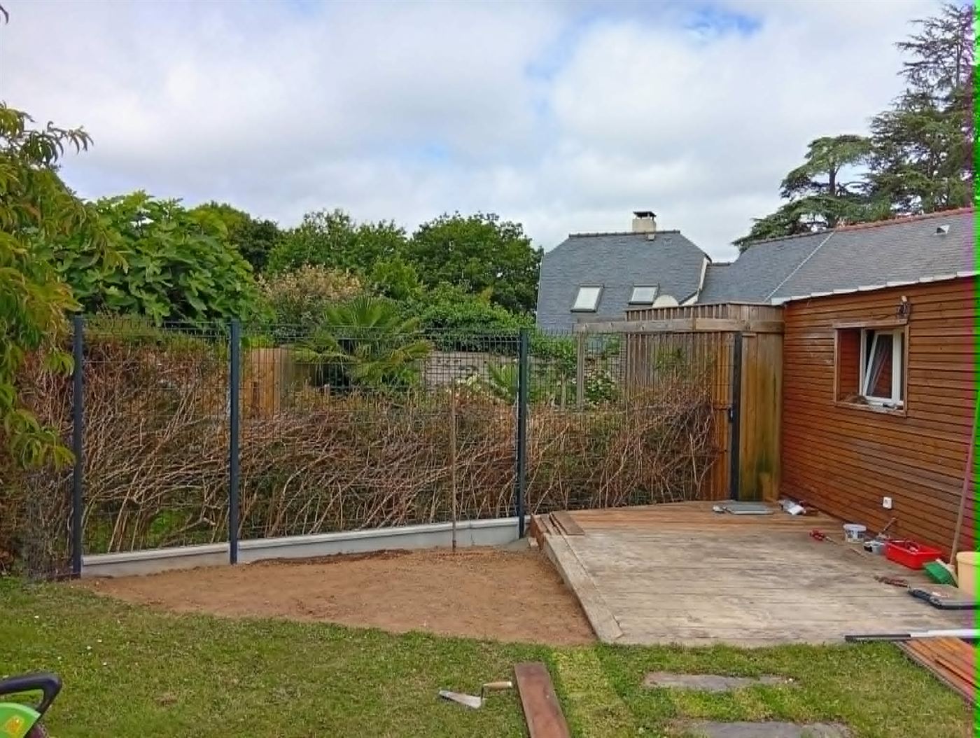 Pose d'une clôture rigide dans un jardin